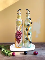 El Yapımı Kil Kabartma Uygulama Ege Dokunuşu El Yapımı Zeytin & Üzüm Şişeleri, Yağdanlık, Sosluk