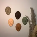 Canlı Renklerle Boyalı Sakin Yüz Maskeleri, Dinginliğin Ve Doğanın Uyanışı, Renkli Duvar Dekoru