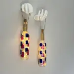 Erkek El Heykeli Dekorlu Lacivert Kırmızı Vitray Şarap Şişesi 2'li Pilli Aplik Set, Duvar Dekor