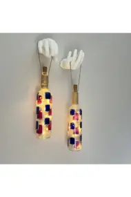Erkek El Heykeli Dekorlu Lacivert Kırmızı Vitray Şarap Şişesi 2'li Pilli Aplik Set, Duvar Dekor