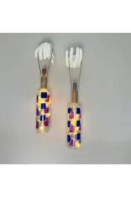 Erkek El Heykeli Dekorlu Lacivert Kırmızı Vitray Şarap Şişesi 2'li Pilli Aplik Set, Duvar Dekor - Görsel 2