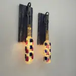 Peri LED Işıklı Ahşap Dekorlu Ferforje Bağlantılı Kırmızı Lacivert Vitray Şarap Şişesi Duvar Dekoru