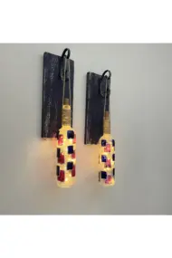 Peri LED Işıklı Ahşap Dekorlu Ferforje Bağlantılı Kırmızı Lacivert Vitray Şarap Şişesi Duvar Dekoru