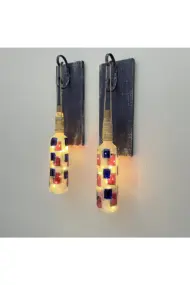 Peri LED Işıklı Ahşap Dekorlu Ferforje Bağlantılı Kırmızı Lacivert Vitray Şarap Şişesi Duvar Dekoru - Görsel 3