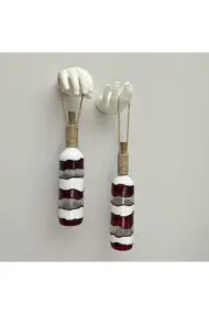 El Yapımı Beyaz Erkek El Heykeli Dekorlu Kırmızı Beyaz Vitray Şarap Şişesi 2'li Aplik Set - Görsel 5
