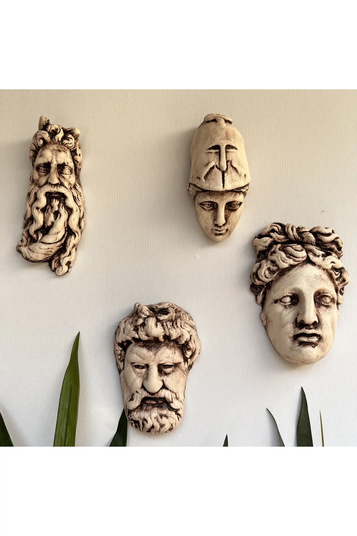 675476647-img-1_org_zoom El yapımı Minyatür Antik Yunan Tanrıları Duvar Dekorasyon Objeleri 4 lü set - Görsel 1