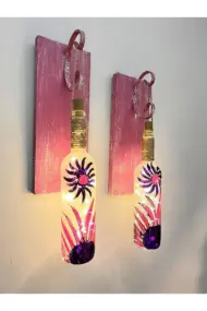 Peri Led Aydınlatmalı Pembe Ahşap Dekorlu, Vitray El Boyama Kırçiçeği Şarap Şişesi Aplik 2'li Set - Görsel 2