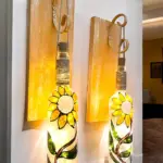 Peri Led Aydınlatma Sarı Ahşap Dekorlu, Vitray El Boyama Ayçiçekli Şarap Şişesi Aplik 2 'li Set.