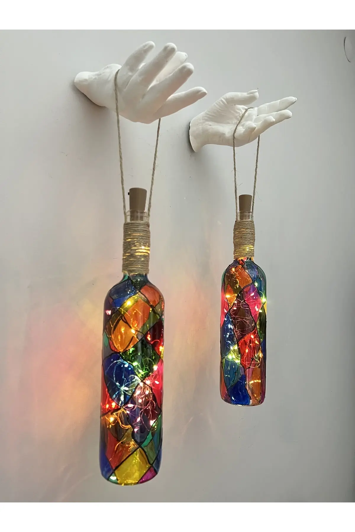 54976421-img-1_org_zoom Kadın El Heykeli Led Işıklı Renkli Vitray Cam Şarap Şişesi Aplik Set Cafe, Bar, Bahçe, Ev Dekoru - Görsel 1