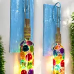 Ege Mavisi Ahşap Renkli, Ferforje Tıpa Peri Led Işıklı Vitray Cam Şarap Şişesi Duvar Aplik 2'li Set