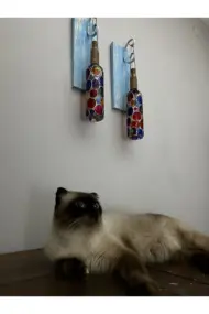 Ege Mavisi Ahşap Renkli, Ferforje Tıpa Peri Led Işıklı Vitray Cam Şarap Şişesi Duvar Aplik 2'li Set - Görsel 3