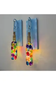 Ege Mavisi Ahşap Renkli, Ferforje Tıpa Peri Led Işıklı Vitray Cam Şarap Şişesi Duvar Aplik 2'li Set - Görsel 4