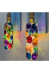 Ege Mavisi Ahşap Renkli, Ferforje Tıpa Peri Led Işıklı Vitray Cam Şarap Şişesi Duvar Aplik 2'li Set - Görsel 7