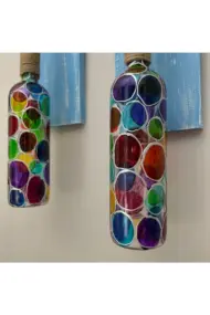 Ege Mavisi Ahşap Renkli, Ferforje Tıpa Peri Led Işıklı Vitray Cam Şarap Şişesi Duvar Aplik 2'li Set - Görsel 8