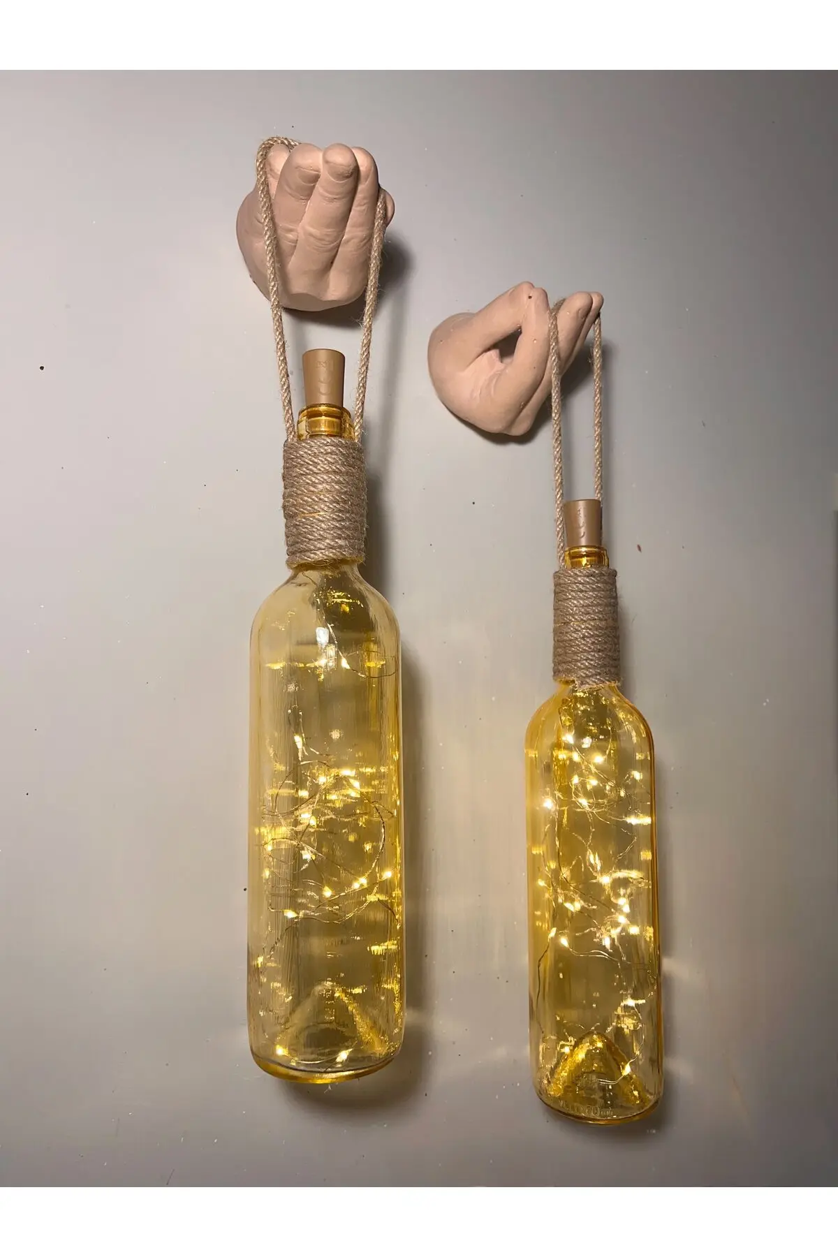 427356855679179f29-img-1_org_zoom El Figürlü Duvar Lambası – PİLLİ LED Işıklı Dekoratif Vitray Boyalı Cam Şişe Aydınlatma | Vintage E - Görsel 1