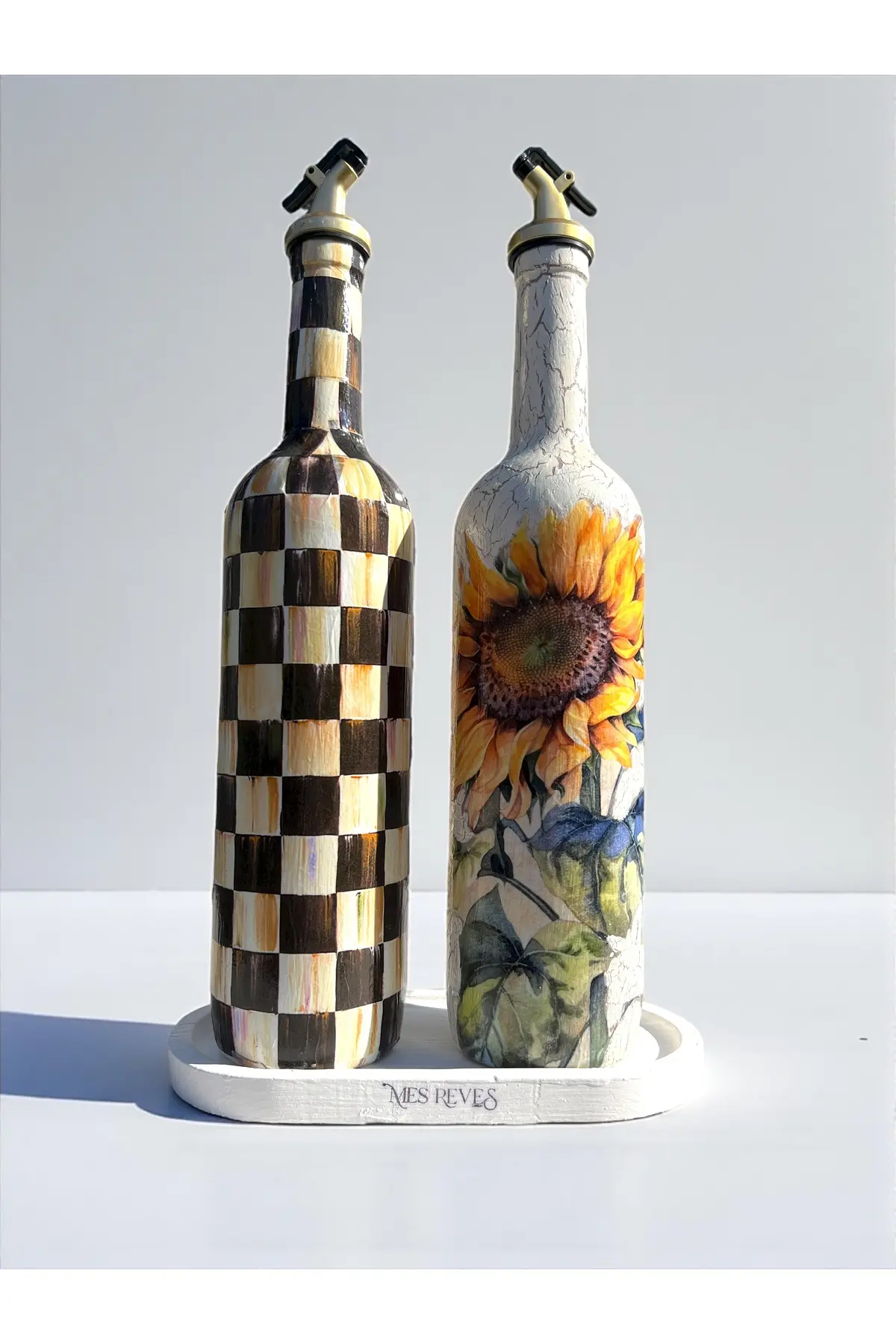 5976498kyotl-img-1_org_zoom 750 ml El Yapımı Ayiçeği ve Dama Desenli 2’li Dekoratif Cam Yağdanlık Seti – Sunum Standlı - Görsel 1