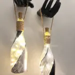 El Figürlü Duvar Lambası – PİLLİ LED Işıklı Dekoratif Şişe Aydınlatma | El Yapımı Dekor