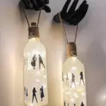 El Figürlü Duvar Lambası – Pilli LED Işıklı Buzlu Cam Şişe Aydınlatma | El Yapımı Duvar Dekoru