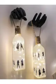 El Figürlü Duvar Lambası – Pilli LED Işıklı Buzlu Cam Şişe Aydınlatma | El Yapımı Duvar Dekoru