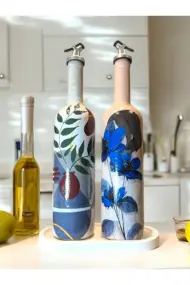 El yapımı Mavi Çiçekli Kız Desenli Sunum Stantlı 75 ml Zeytinyağı Sıvıyağ Şişesi Yağdanlık 2 li set