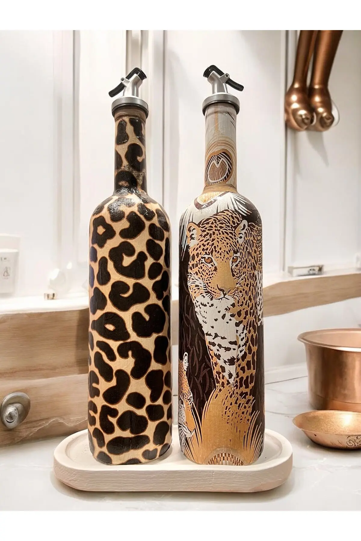 4273567582c04f3cf3-img-1_org_zoom Leopar Desenli Zeytinyağı Sıvıyağ Şişesi Yağdanlık Yağlık, Sirkelik, Sosluk 2'li Set, Ev dekoru - Görsel 1