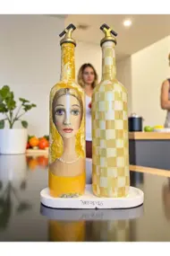 750 ml El Yapımı Sarı Portre ve Dama Desenli 2’li Dekoratif Cam Yağdanlık Seti – Sunum Standlı - Görsel 2