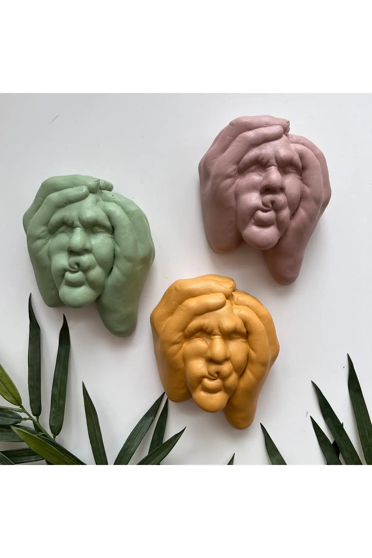 574354571-img-1_org_zoom Ellerle Sıkılmış Renkli İnsan Yüzü Dekoratif Duvar Heykeli 3 lü Set Biblo Obje Ev Dekorasyon - Görsel 1