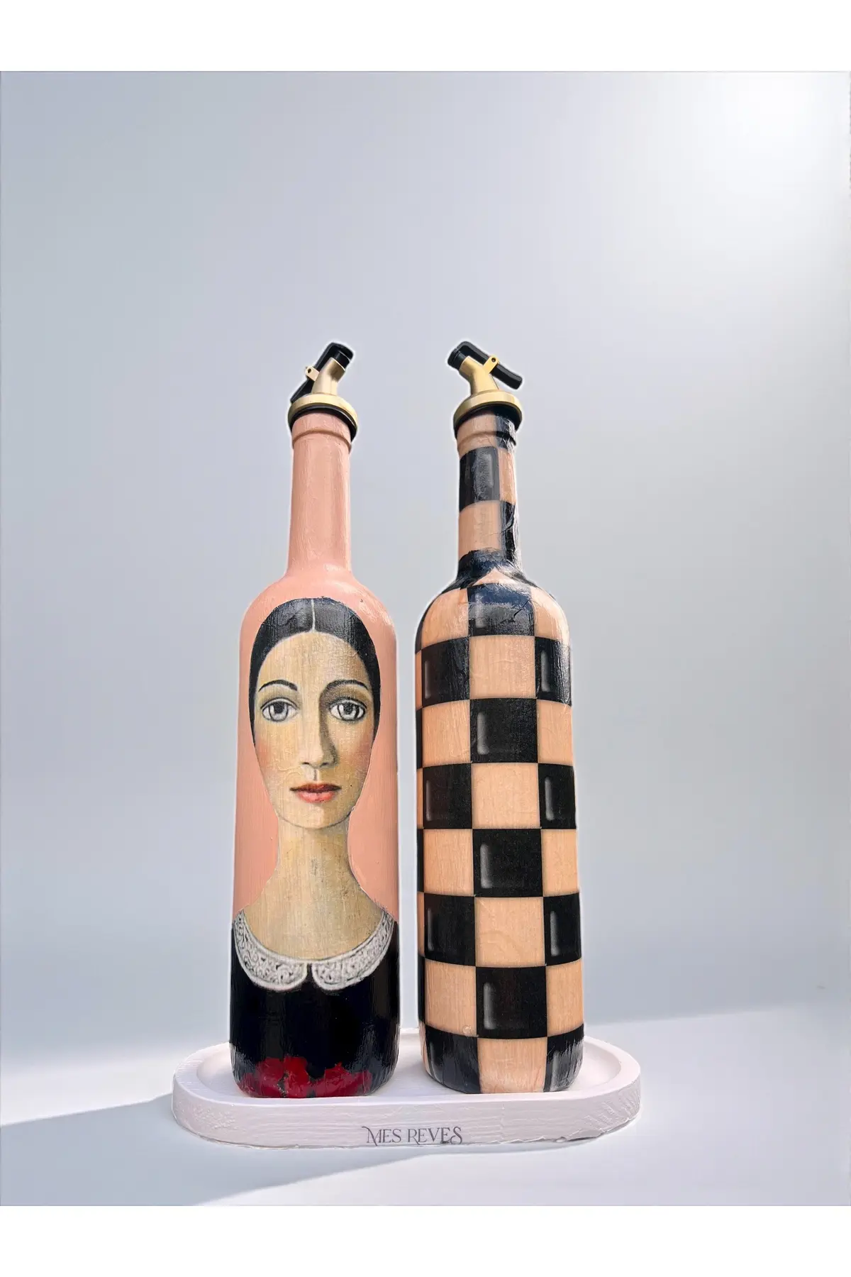 79465784546497-img-1_org_zoom Kadın Tasarımlı 750 ml Zeytinyağı Sıvıyağ Şişesi Yağdanlık Yağlık Sirkelik Sosluk 2'li Set - Görsel 1