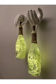 El Yapımı Heykel El Dekorlu Led Işıklı Buzlu Cam Şampanya Şişesi Aplik 2'li Set - Görsel 3