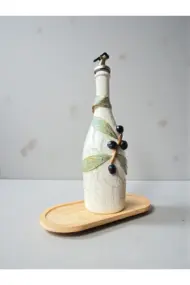 750 ml El Boyaması Cam Yağdanlık – Zeytin Dalı Rölyefli | Çatlatma Efektli | Ahşap Standlı - Görsel 5
