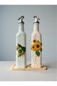 El Boyaması Cam Yağdanlık Şişe Seti – Ayçiçeği & Üzüm Kabartmalı | Çatlatma Efektli | Ahşap Standlı - Görsel 3