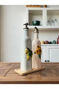 El Boyaması Cam Yağdanlık Şişe Seti – Ayçiçeği & Üzüm Kabartmalı | Çatlatma Efektli | Ahşap Standlı - Görsel 5