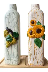 El Boyaması Cam Yağdanlık Şişe Seti – Ayçiçeği & Üzüm Kabartmalı | Çatlatma Efektli | Ahşap Standlı - Görsel 8