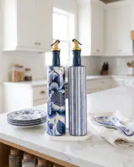 750 ml Büyük Boy El Yapımı Cam Yağdanlık Sirkelik 2'li Set – Çiçek Desenli ve Çizgili Dekoratif Zeytinyağı Şişesi – Modern Mutfak Aksesuarı